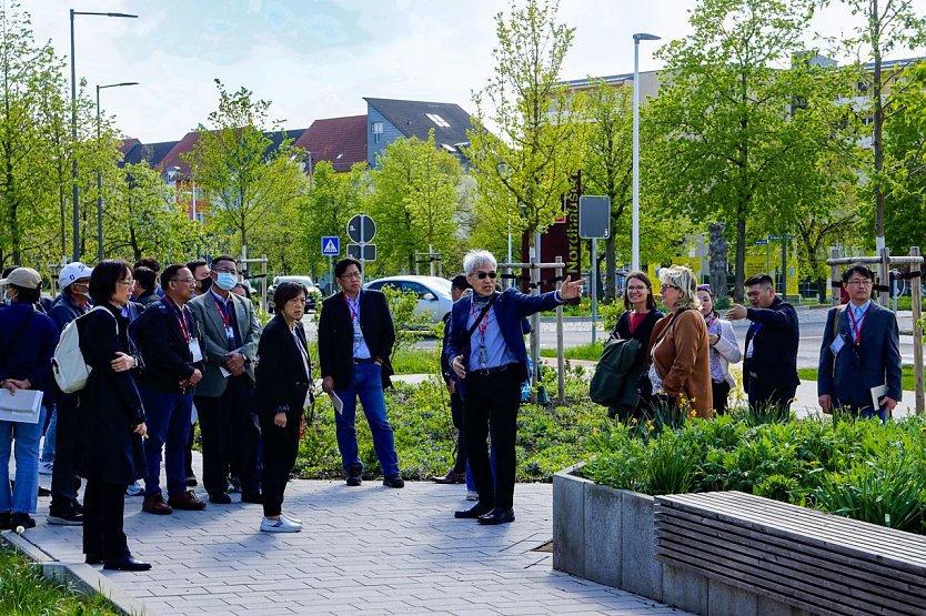 Professor Fong Tseng (Mitte) von der Feng-Shia-Universit&auml;t kam mit zahlreichen politischen Vertretern aus dem Landkreis Taitung nach Nordhausen. SWG-Chefin Inge Klaan (rechts) und Petra Diemer, Sachgebietsleiterin Stadtentwicklung, f&uuml;hrten die Delegation durch Nordhausen-Nord.  (Foto: SWG Nordhausen/Susanne Schedwill)