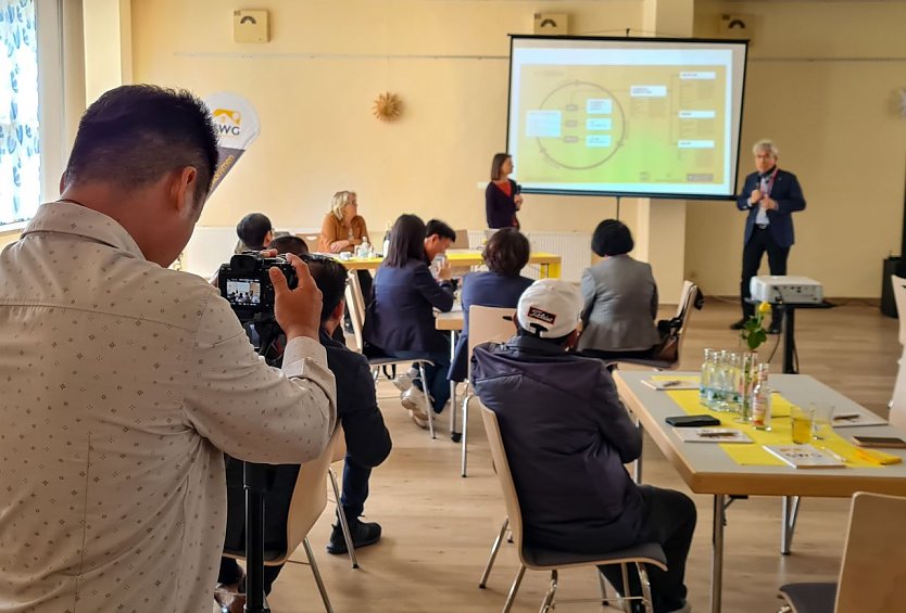 Das Interesse an den Nordh&auml;user IBA-Projekten war gro&szlig;: Im Begegnungszentrum Nordhaus berichteten SWG-Chefin Inge Klaan (links) und Petra Diemer (Mitte), Sachgebietsleiterin Stadtentwicklung, &uuml;ber Stadtloop, Nordpark und Ossietzky-Hof. Professor Fong Tseng spricht sehr gut Deutsch. Er &uuml;bersetzte f&uuml;r seine Delegation ins Chinesische. (Foto: SWG Nordhausen/Susanne Schedwill)