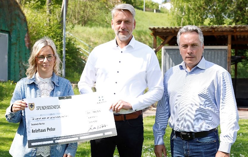 Die Vertreter der Gemeinde Harztor freuen sich &uuml;ber den Spendenscheck. Dieser wird vom Autohaus Peter erm&ouml;glicht und mit &uuml;bergeben vom Centerleiter Marko Wuttke (r.). (Foto: Bundeswehr/ Peter)