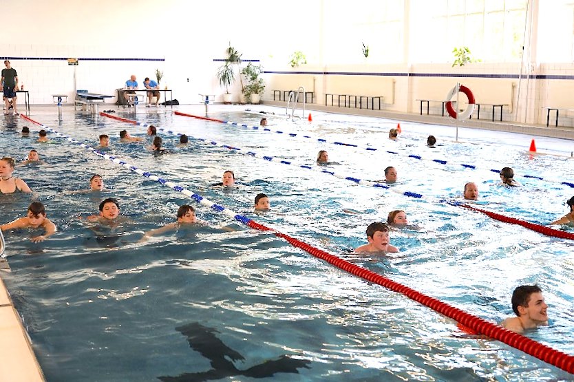 Volles Becken. Da kann es schon mal eng werden, wenn zahlreiche Vereine und Schulen aus der Region ihr Bestes geben. (Foto: Bundeswehr/ Peter)