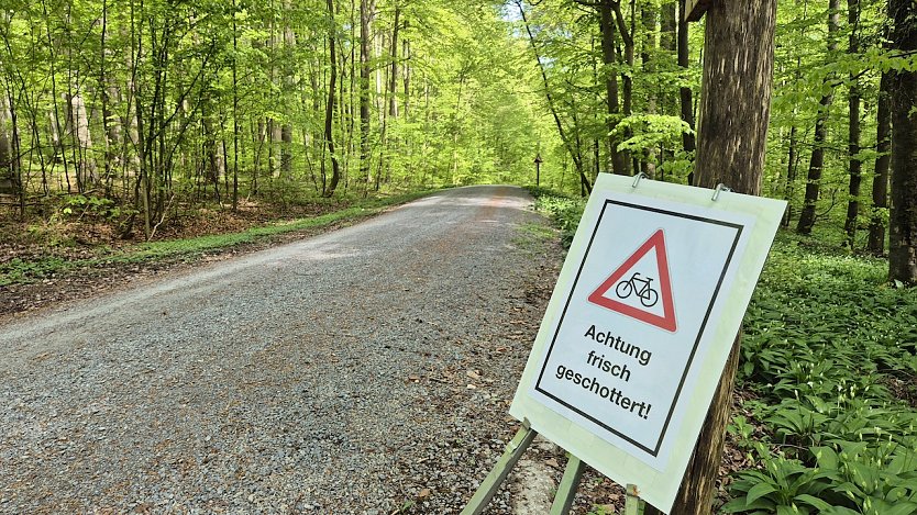 Schilder "Achtung frisch geschottert!" wurden an den entsprechenden Abschnitten der Radwege aufgestellt (Foto: Cornelia Otto-Albers)