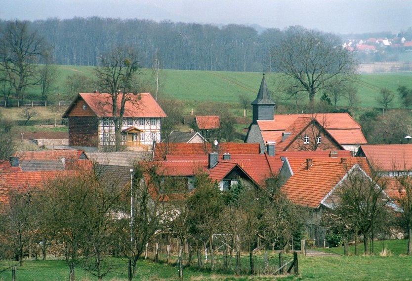 Der weite Blick: Das wiedererstandene Haus auf dem H&uuml;gel am Rande des Dorfes oberhalb der Kirche (Foto: Heidelore Kneffel)