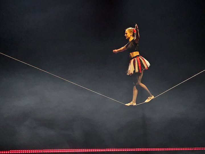 Jule Schuster zeigt zur Geburtstagsgala moderne Artistik (Foto: Michael Schmidt/Axel Sauer)