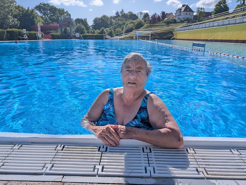 Gisela Everhard aus Sondershausen war nach ihm die Erste im Wasser (Foto: Janine Skara)