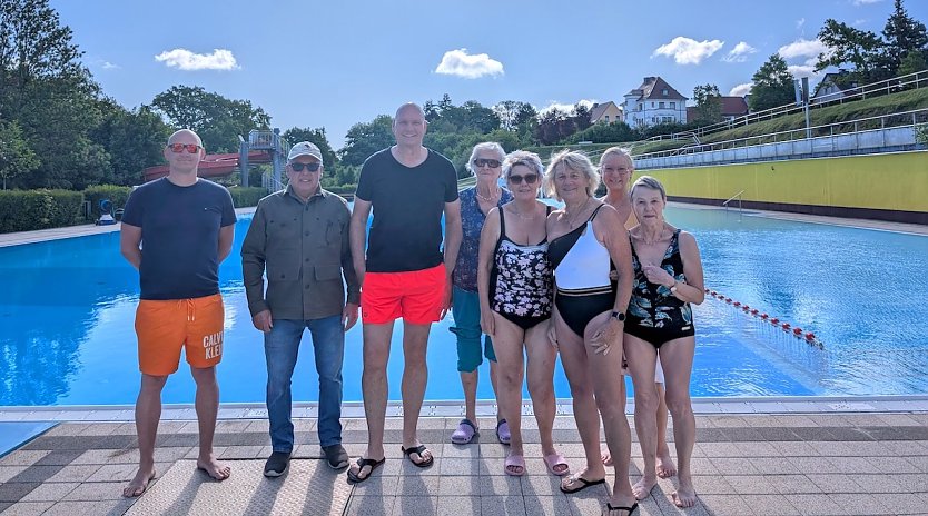 B&uuml;rgermeister Steffen Grimm (3.v.li.) und die treuen Stammg&auml;ste er&ouml;ffneten gemeinsam die neue Badesaison (Foto: Janine Skara)
