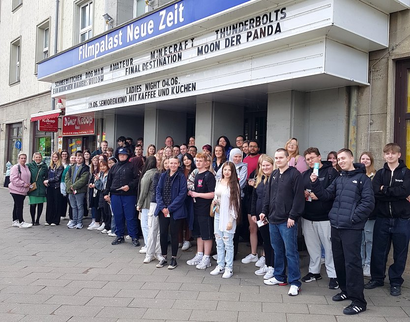 Azubis vor dem Nordh&auml;user Kino (Foto: J.Eicke)