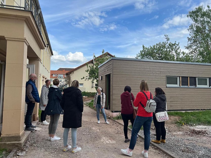 Auch im Au&szlig;enbereich tut sich was in der Kita K&auml;the Kollwitz, wie sich die Elternvertreter von Kita-Leiterin Petra Zollner (2.v.li.) und Thomas K&uuml;hn (li.), Fachgebietsleiter Hochbau/Geb&auml;ude- u. Energiemanagement der Stadtverwaltung, zeigen lie&szlig;en. (Foto: Janine Skara)
