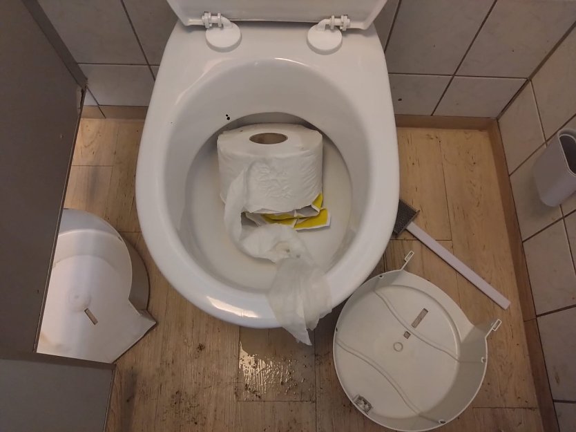 Besch&auml;digte Toilette im Jugendclubhaus (Foto: A.Barth)