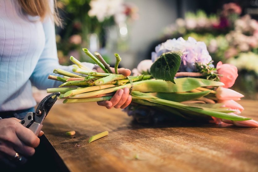 Floristin bindet Blumenstrau&szlig; (Foto: IG BAU)