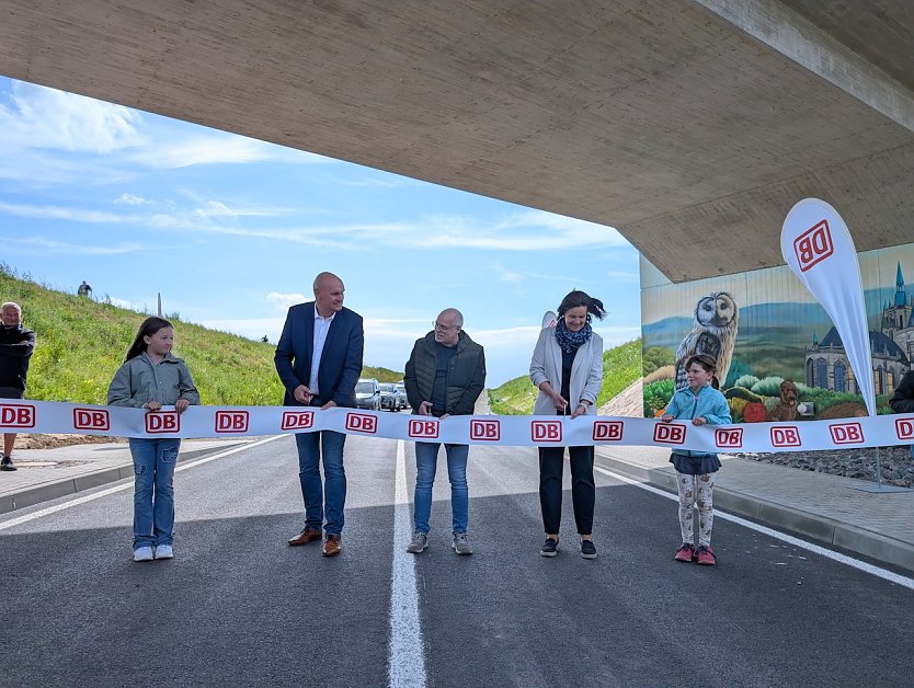 B&uuml;rgermeister Steffen Grimm (2.v.li.), Projektleiter Marco Kresse (Mitte) und Landr&auml;tin Antje Hochwind-Schneider (2.v.re.) weihten zusammen mit den kleinen Grafittik&uuml;nstler der Grundschule Hohenebra die K519 ein (Foto: Janine Skara)
