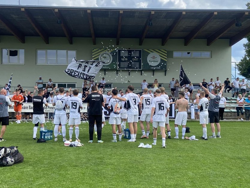 Der FSV Preußen feiert den Klassenerhalt in der Thüringenliga (Foto: Benno Harbauer) Der FSV Preußen feiert den Klassenerhalt in der Thüringenliga (Foto: Benno Harbauer)