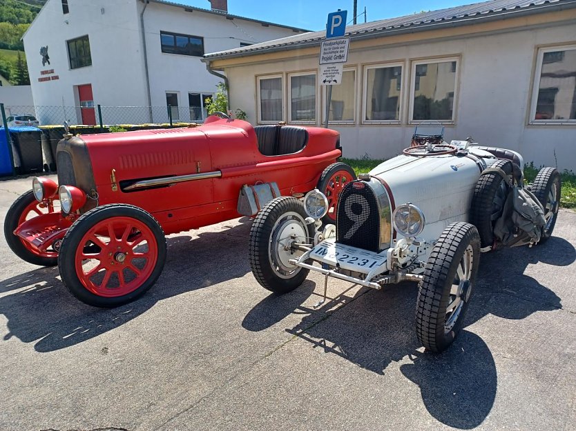 Schmuckst&uuml;cke in Rot und Wei&szlig; (Foto: Ostklassikerklub Wolkramshausen)