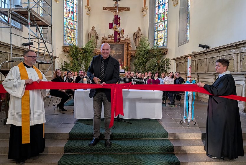 B&uuml;rgermeister Steffen Grimm (Mitte) er&ouml;ffnete mit den Segensw&uuml;nschen von Pfarrerin Viktoria B&auml;rwinkel (rechts) und Pfarrer Steffen Riechelmann (links) die Festwoche zum 900-j&auml;hrigen Stadtjubil&auml;um. (Foto: Janine Skara)