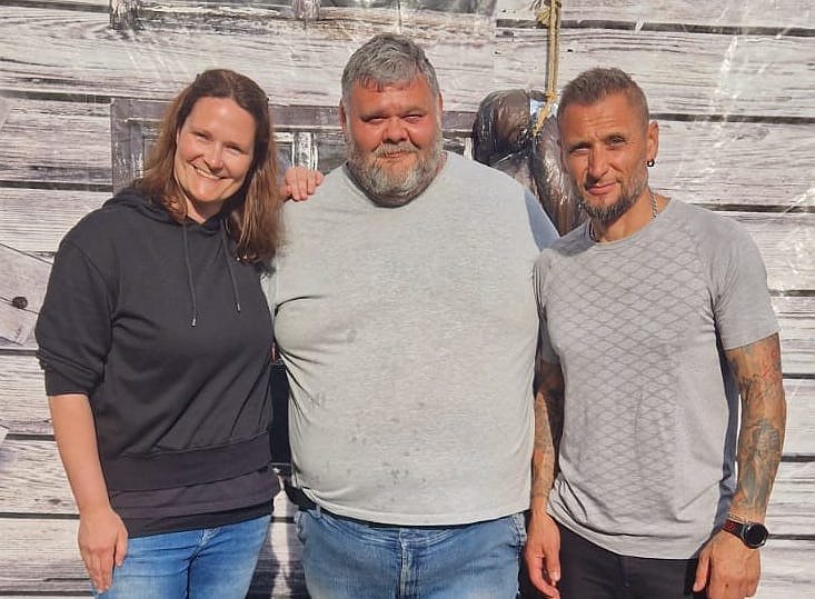 Tobias Benich (Mitte) mit seinen langj&auml;hrigen jetzt ausgeschiedenen Mitstreitern Evelyn Schreiber und Indrit Calliku (Foto: P.Kalesse)