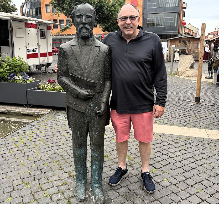 Besuch aus Saxonburg am R&ouml;bling-Denkmal (Foto:  &copy; Stadt M&uuml;hlhausen)