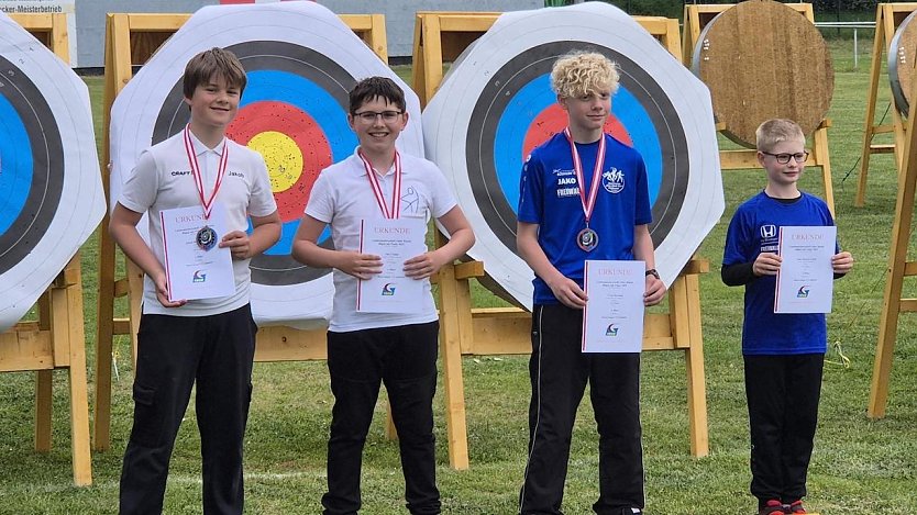 Tim (2.v.l.) hatte im Mai allen Grund zu strahlen (Foto: S.Helbing)