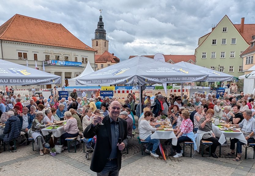 Mit Sekt, B&uuml;rgermeister und Schlager: Den Senioren der Stadt Sondershausen wurde beim Seniorenfr&uuml;hst&uuml;ck einiges geboten (Foto: Janine Skara)