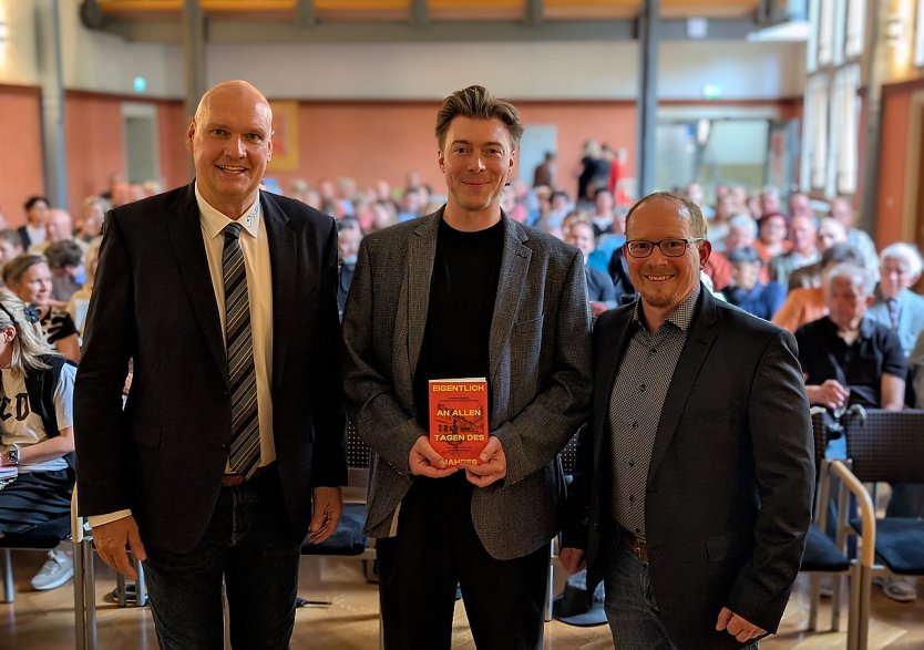 B&uuml;rgermeister Steffen Grimm (links), Autor und Projektleiter Marty Sennewald (Mittte) und Marcus Strunck, Leiter der Stadtmarketing GmbH, freuen sich &uuml;ber die erste Anthologie der Stadt Sondershausen (Foto: Janine Skara)