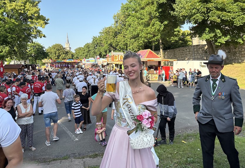 Majest&auml;t l&auml;&szlig;t es sich schmecken: Rosenk&ouml;nigin Maxima verkostet Dreit&uuml;rmebier (Foto: oas)