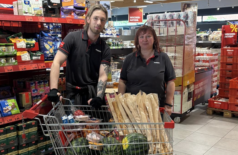 Der Kindergarten "Abenteuerland" bedankt sich beim Team des Penny (Foto: Andrea Zybura)