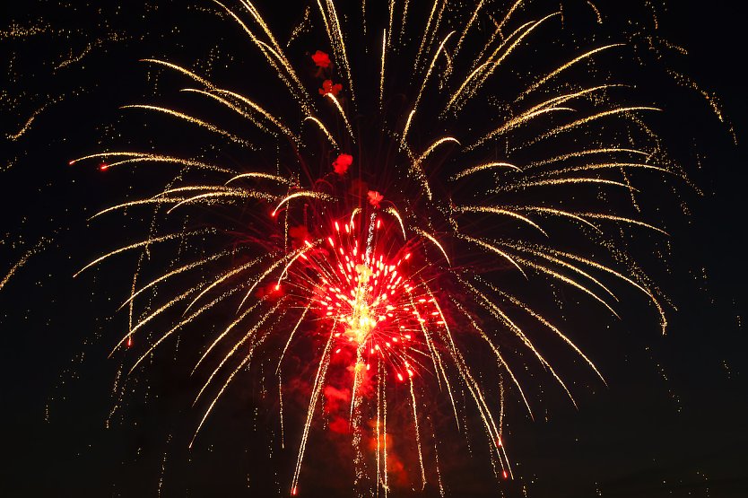 Rote Rosen am Nachthimmel &uuml;ber Bad Langensalza (Foto: Michael Osinzew)