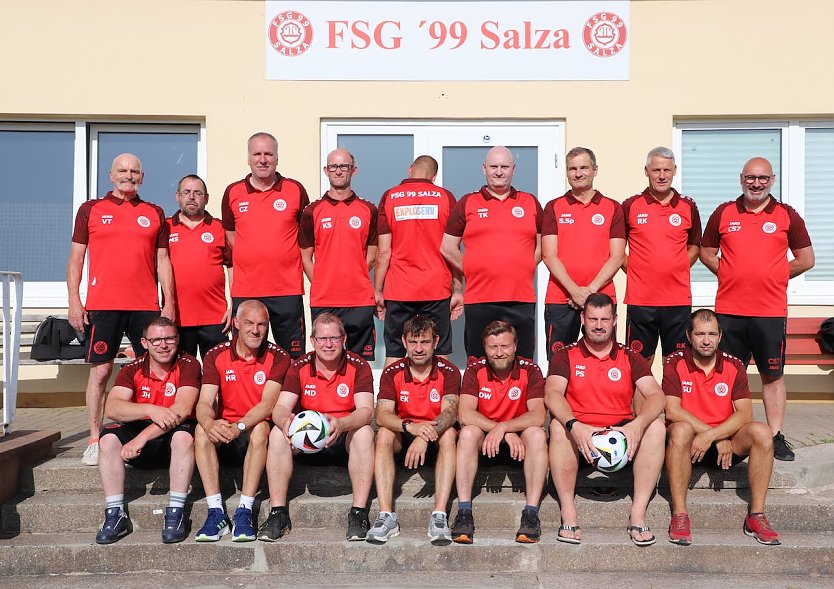 Freuen sich &uuml;ber eure B&auml;lle: Die Old Boys aus Salza (Foto: privat)