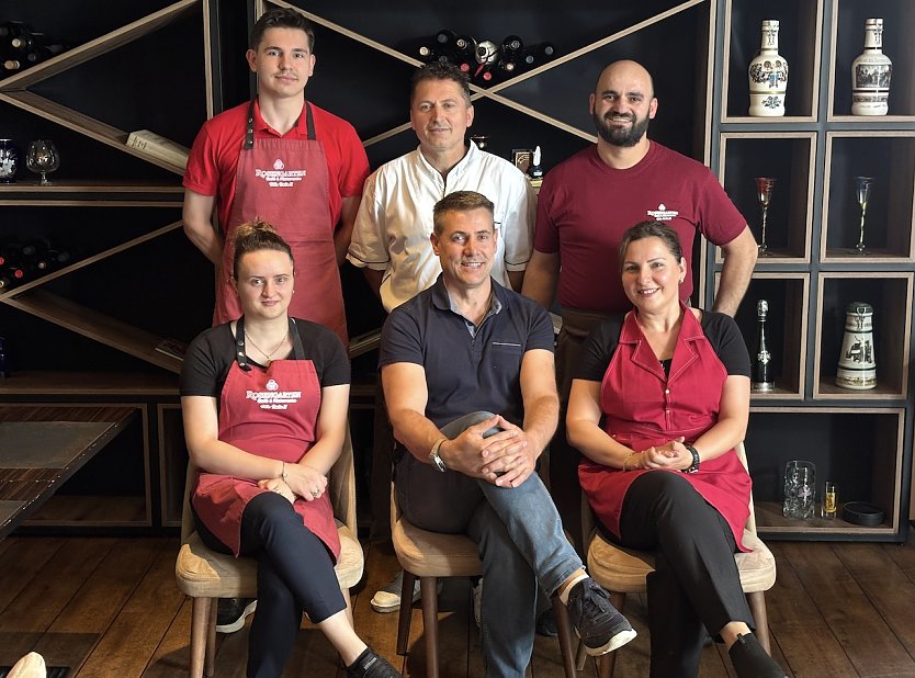 Familienbetrieb seit dreizehn Jahren: das Ehepaar Andy und Donita Lekaj (unten, 2. und 3. v.l.) mit ihrem Team im Rosengarten (Foto: oas)