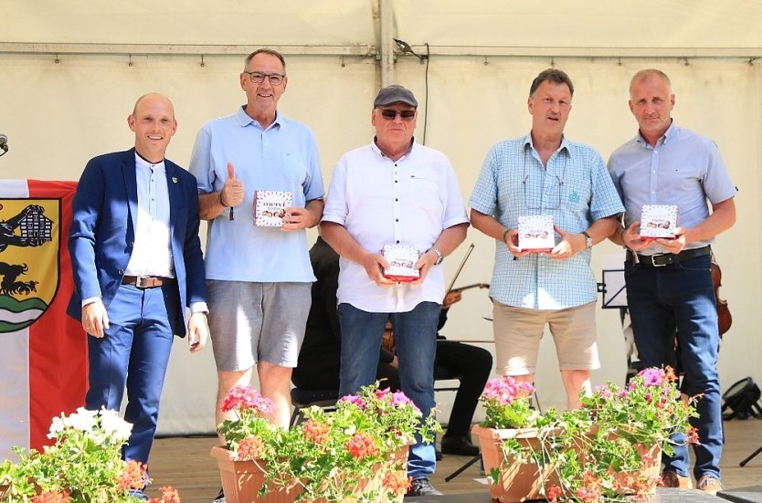 W&uuml;rdige Feierlichkeiten in Wolkramshausen: Daniel Braun (l.) zeichnet verdienstvolle B&uuml;rger aus (Foto: R.Fullmann)
