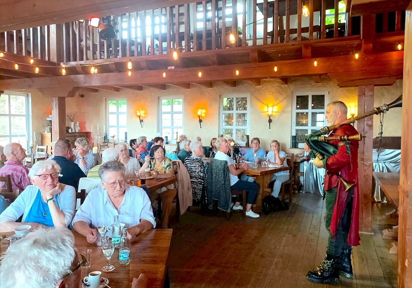 Kai Prengel begeisterte seine G&auml;ste auf der Burg Hohenstein in Neustadt mit Musik und Geschichten aus vergangener Zeit (Foto: Thomas Leipold)