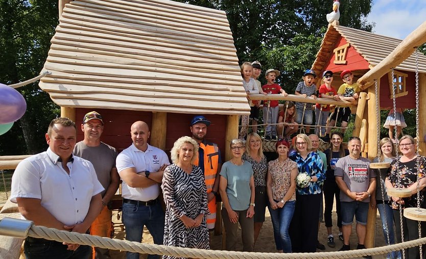 Ein gro&szlig;er Kraftakt ist in Leinefelde im Kindergarten "Gockelhahn" gelungen - Engagement, Kreativit&auml;t, Hartn&auml;ckigkeit und gro&szlig;e Unterst&uuml;tzung waren dazu notwendig - ebenso wie 45 Tonnen Fallschutzsand, 40 Fundamente und 60.000 Euro. (Foto: Evangelischer Kirchenkreis S&uuml;dharz)