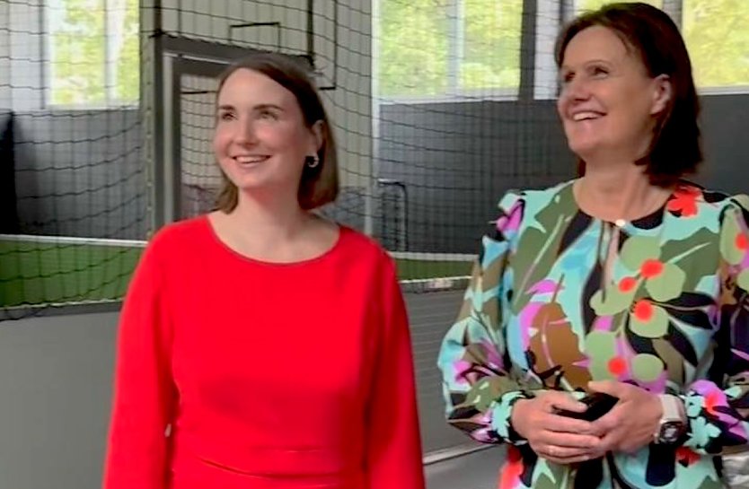 v.li.n.re. Ministerin Katharina Schenk zu Besuch auf der Feuerkuppe, im Gespr&auml;ch mit Landr&auml;tin Antje-Hochwind-Schneider (Foto: Ina Seichter)