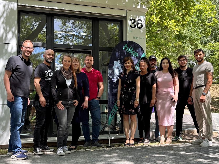 Die multidisziplin&auml;re Teilnehmendengruppe des AI Bootcamps vor dem hike LAB (Foto: HSN)