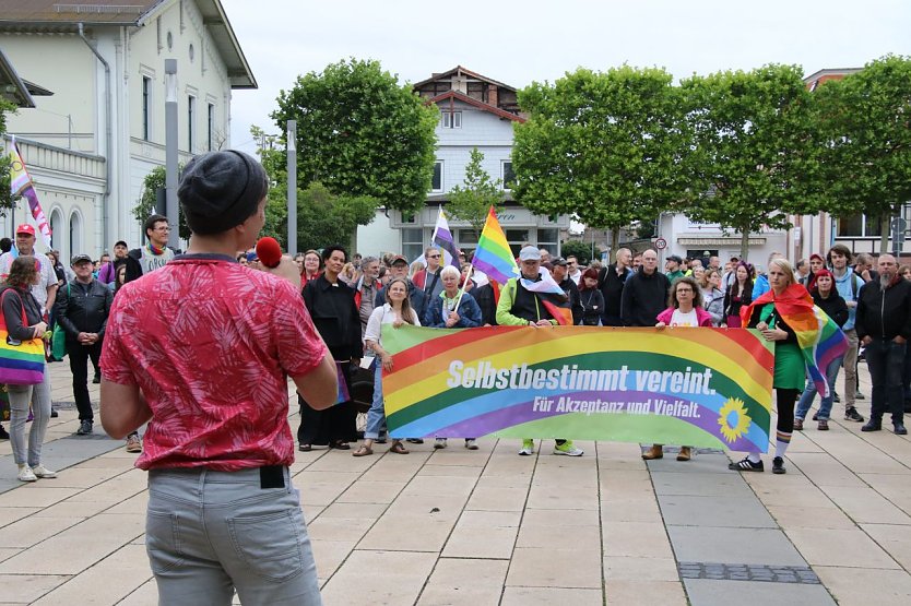 Auf dem Bahnhofsplatz kamen laut Veranstalter rund 250 Menschen zusammen (Foto: agl)