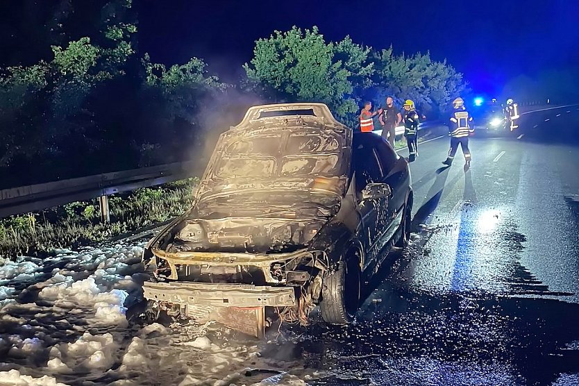 Auto brannte aus ungekl&auml;rter Ursache aus (Foto: Feuerwehr / Silvio Dietzel  )