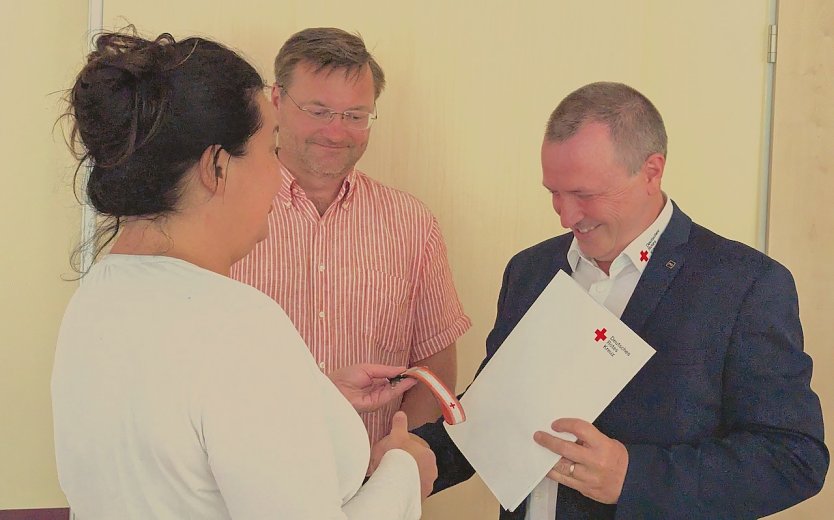 li. Yvonne T&ouml;pfer &uuml;bergibt den "Staffelstab" an Sven Oesterheld (re.); Landtagsabgeordneter Stefan Schard (Mitte) (Foto: DRK Kyffh&auml;userkreisverband )