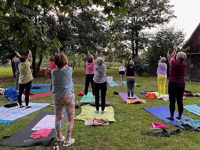Yoga im Kirchgarten  (Foto: Diana Kupfer)