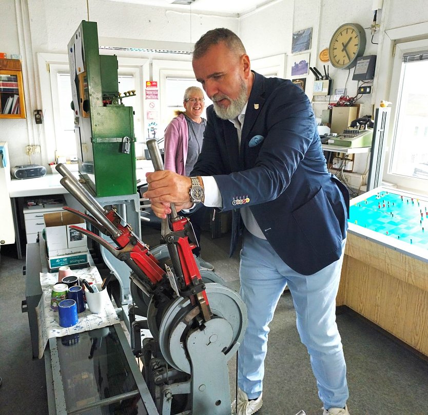 Minister Steffen Sch&uuml;tz stellte heute beim Besuch anl&auml;sslich seiner diesj&auml;hrigen Sommertour im Nordh&auml;user Stellwerk der HSB die Ausfahrt f&uuml;r einen Zug auf Gr&uuml;n (Foto: HSB/Dirk Bahnsen)