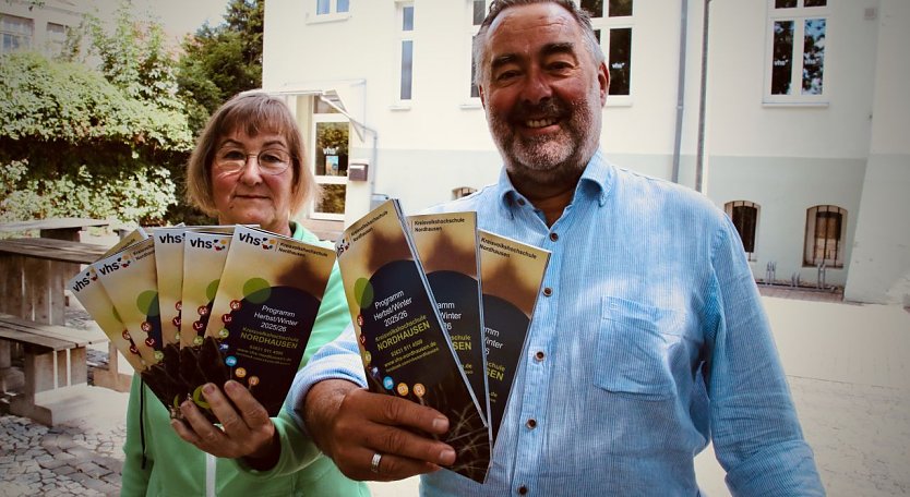 Kleines Heft, dickes Programm - die Volkshochschule startet in das neue Semester (Foto: agl) Kleines Heft, dickes Programm - die Volkshochschule startet in das neue Semester (Foto: agl)
