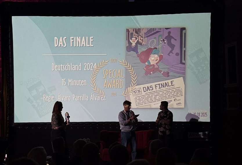 Waldemar Schleicher &uuml;berreicht den Spezialpreis an Camilo Colmenares (Foto: Eichsfelder Filmfreunde)