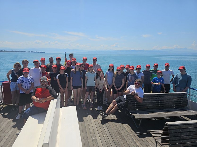 Am hei&szlig;esten Tag der Woche wurde die Abk&uuml;rzung der Strecke durch die F&auml;hre gern genommen (Foto: Kirchenkreis M&uuml;hlhausen)