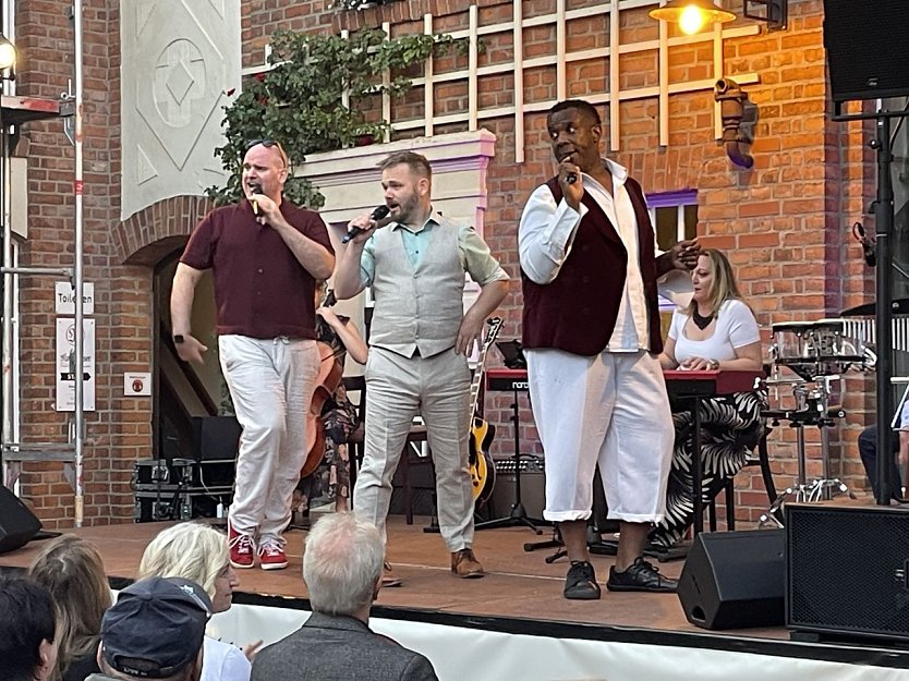Die Fellas nach dem Hochzeitsantrag in der Traditionsbrennerei (Foto: Thomas M&uuml;ller)