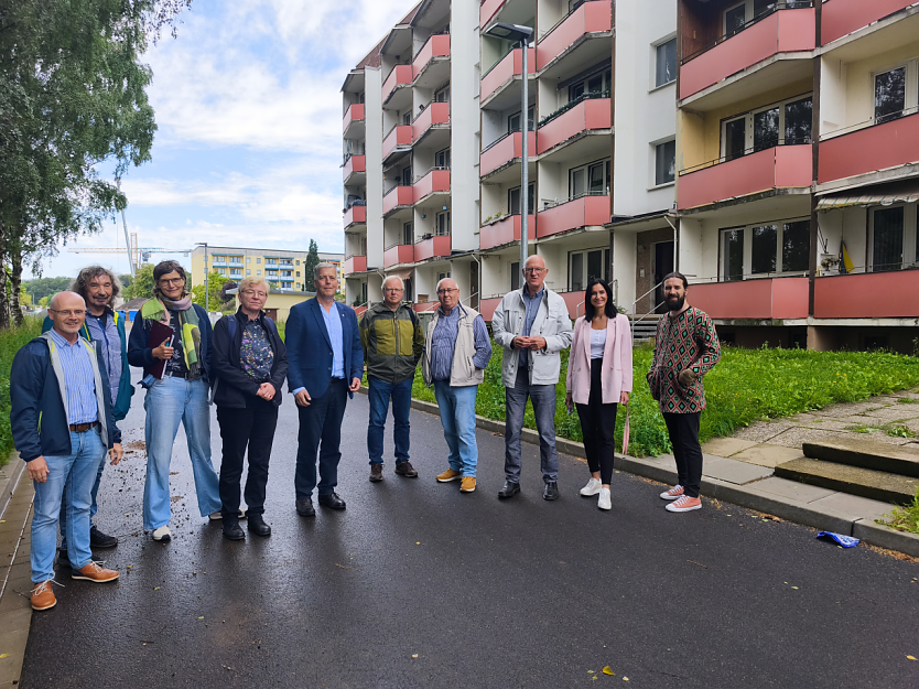 Besichtigung des alten Plattenbaus, der linke Teil des Geb&auml;udes bleibt im unsanierten Zustand stehen, der rechte Teil wird zum Blumen-Block umgebaut. Nach der Landesgartenschau wird der Eigent&uuml;mer dieses Geb&auml;udes, die Leinefelder Wohnungsbaugenossenschaft LWG, den Plattenbau sanieren. (Foto: Ilka K&uuml;hn)