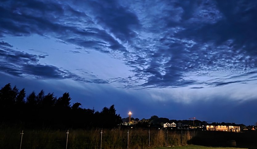 Polnische Ostsee. Im Hintergrund der Leuchtturm von Gaski, in der N&auml;he von  Kolberg (Foto: Ulrike Hlawitschka)