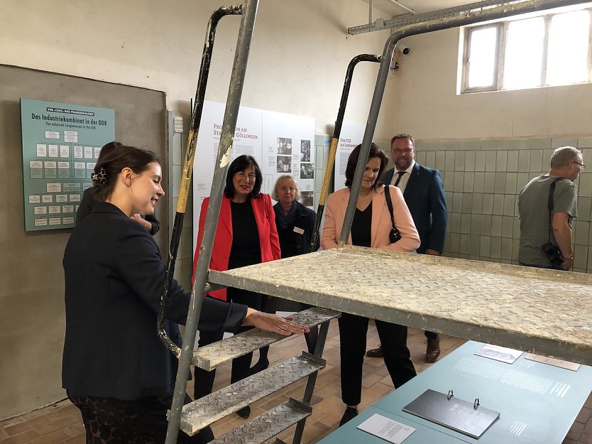 Kuratorin Iris Palzer (li.vorne) erl&auml;utert die neue Dauerausstellung, Landr&auml;tin Antje Hochwind-Schneider (re. vorne) (Foto: STSG, Franz Nagel)