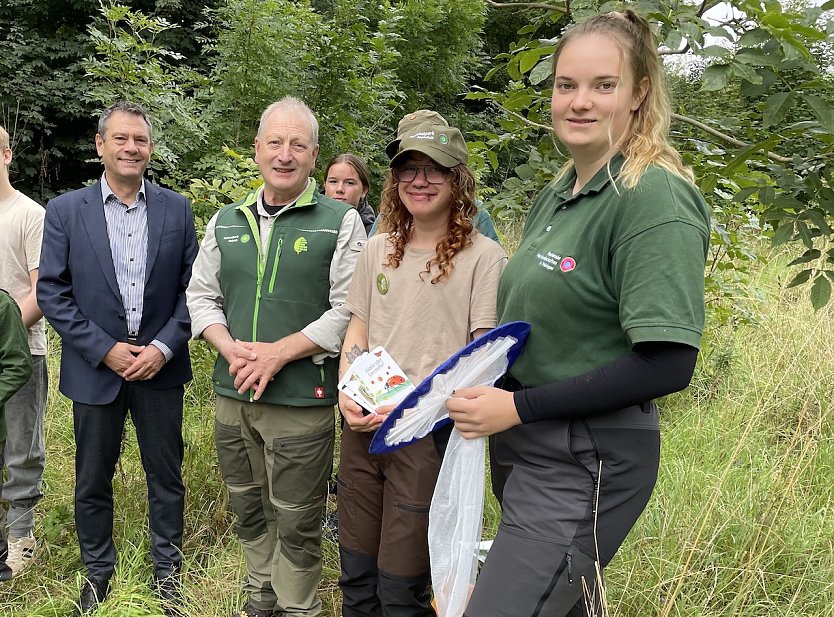 Praktikantin Leonie Ziegenhals (r.) und Praktikant Alexander Logies (2.v.r.) trafen sich zu  einem Kennenlernen mit dem Commerzbank-Abteilungsdirektor Stefan Koch (l.) und Nationalpark-Leiter R&uuml;diger Biehl direkt an ihrem Einsatzort: dem Nationalpark Hainich.  (Foto: Lisa M&auml;der)