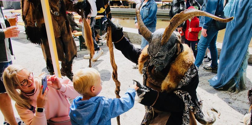 Sieht gruselig aus, ist aber eine einheimische Sagengestalt aus dem Harz - zum Bibliotheksfest in Nordhausen drehte sich heute alles um das Mittelalter und seine alten Geschichten, Myhten und Legenden (Foto: agl)