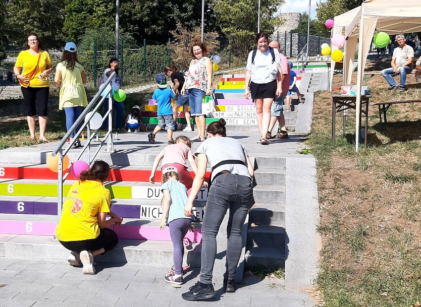 Treppenstufen werden bemalt (Foto: I.Gast)