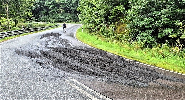 Kl&auml;rschlamm auf der B85 (Foto: Polizei)