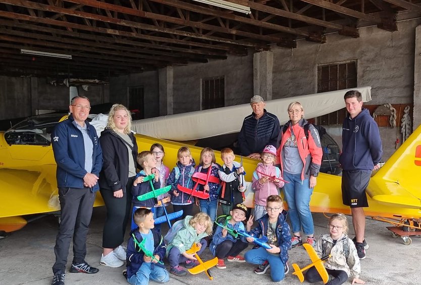 Kinder besuchten den Flugplatz in Bielen (Foto: Kita Bielen)