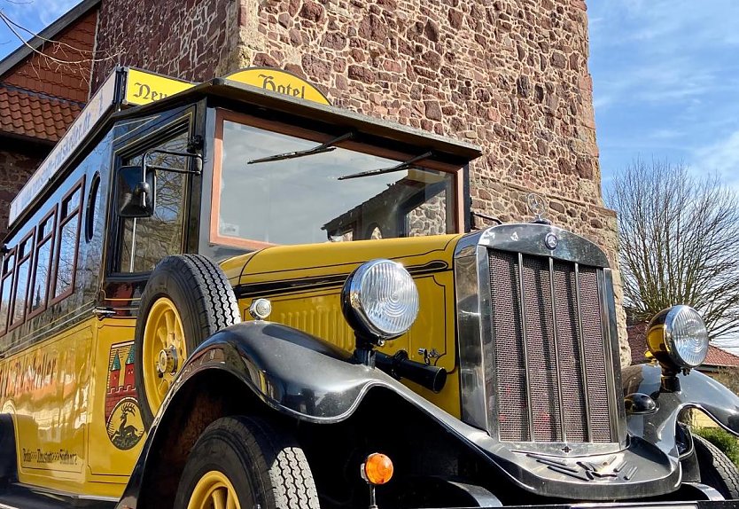 Der gelbe Oldtimer-Bus vom Ratskeller in Neustadt wird am Samstag anl&auml;sslich des 10. Garagenflohmarkts durch den Ort pendeln. (Foto: S. Schedwill)